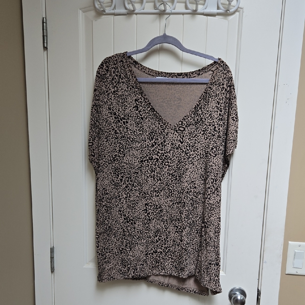 Reitmans Women's Plus Sise XXL V-Neck Short Sleeve Leopard Print Top in Beige